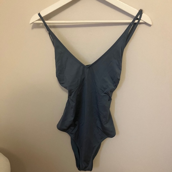 One piece - Picture 1 of 4